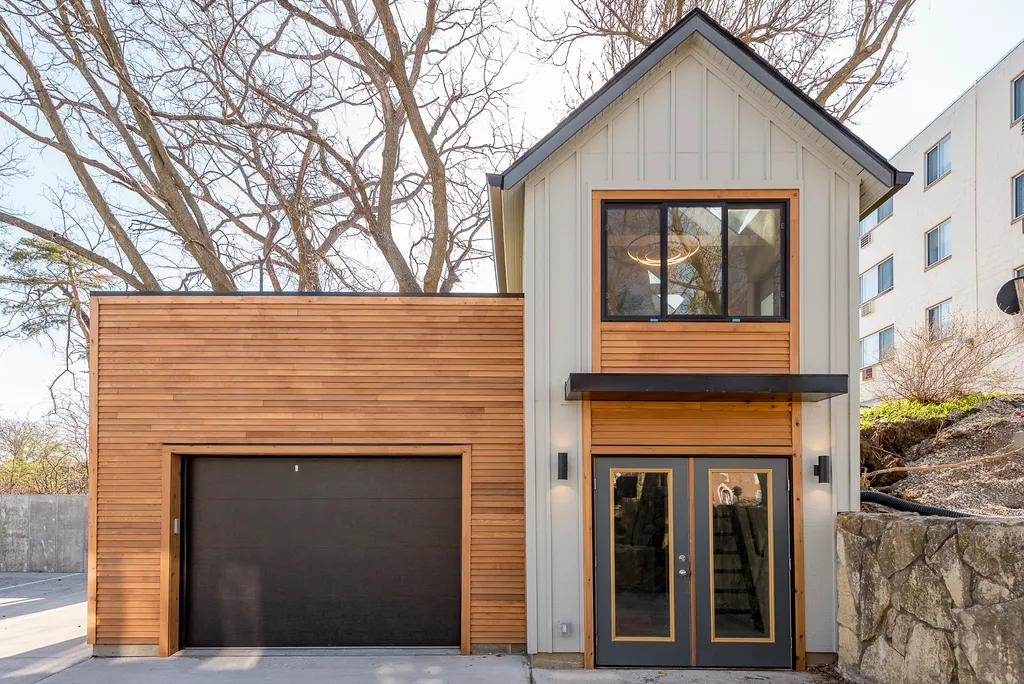 Des Moines Carriage House