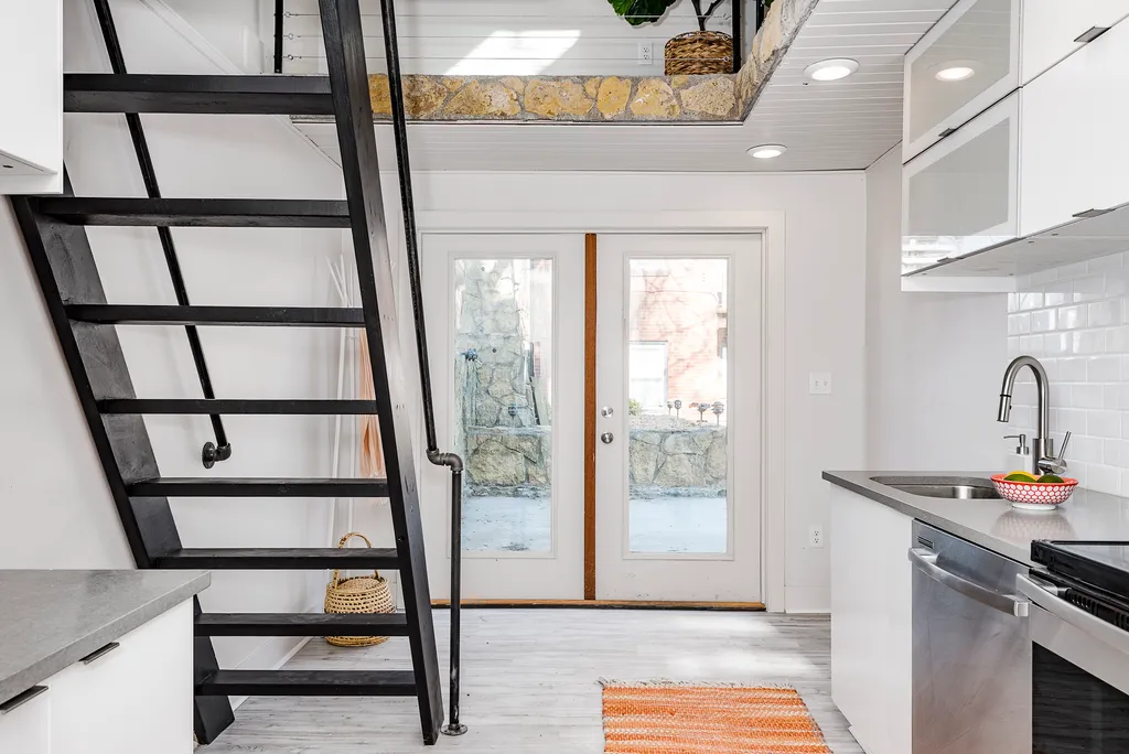 Des Moines Carriage House